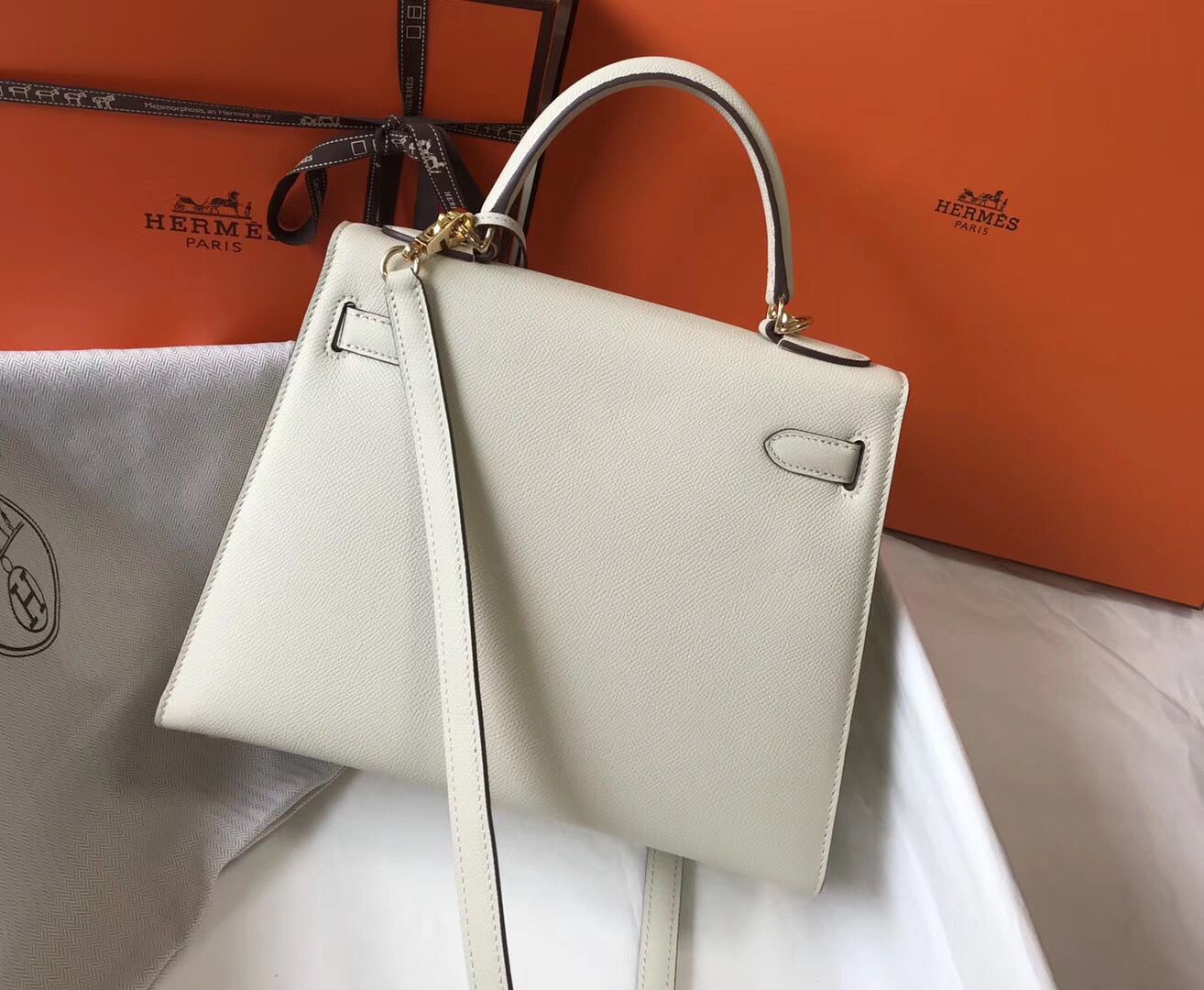 Hermes Kelly 28cm Bag In White Epsom Leather GHW - Image 3