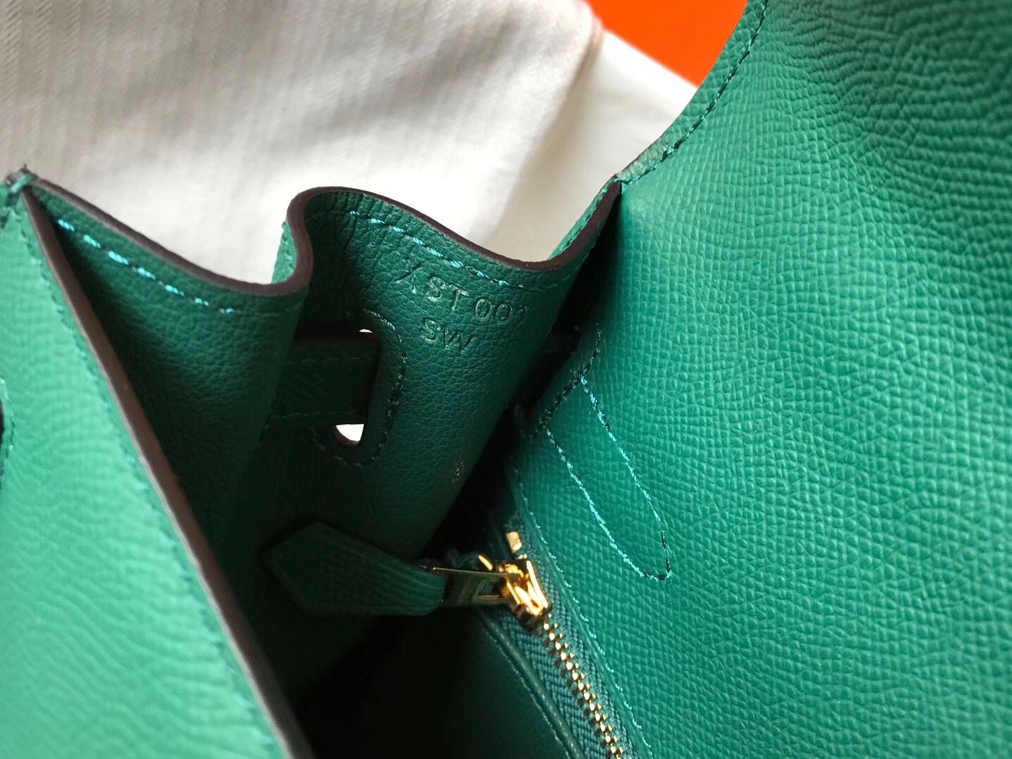 Hermes Kelly 32cm Bag In Vert Vertigo Epsom Leather GHW - Image 8