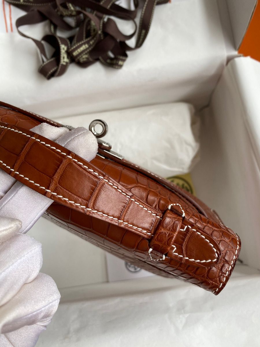 Hermes Kelly Pochette Handmade Bag In Gold Matte Alligator Leather - Image 7