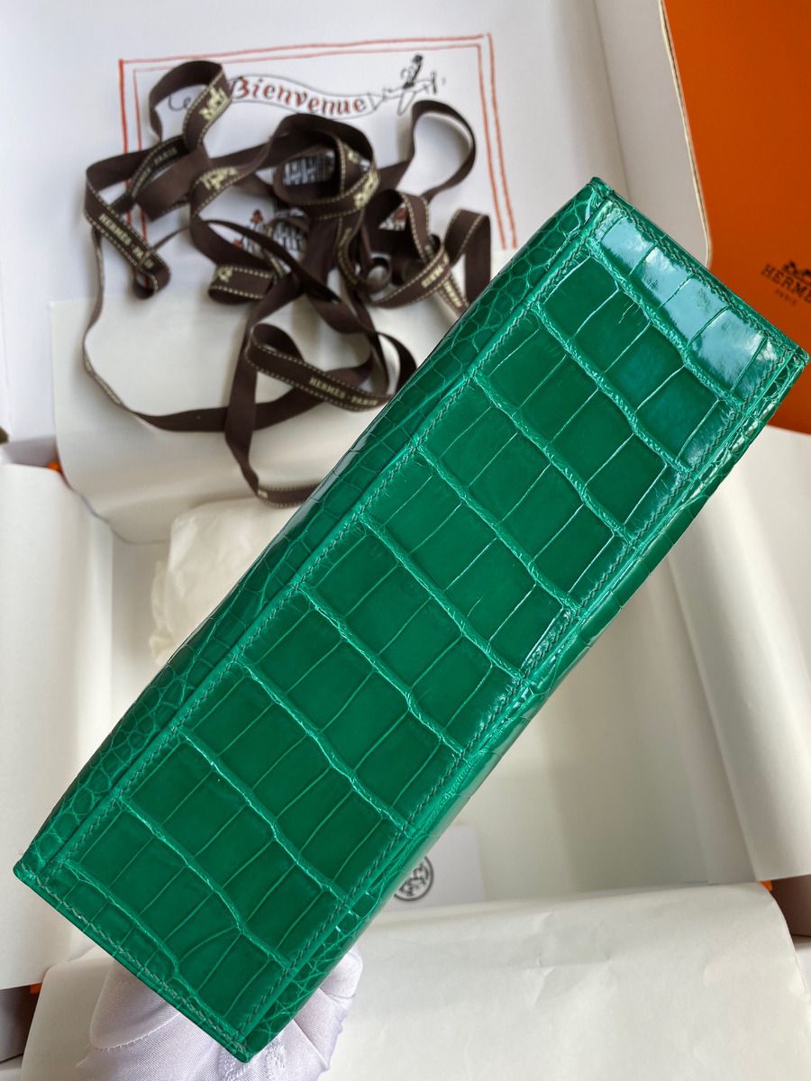 Hermes Kelly Pochette Handmade Bag In Vert Emerald Shiny Alligator Leather - Image 4