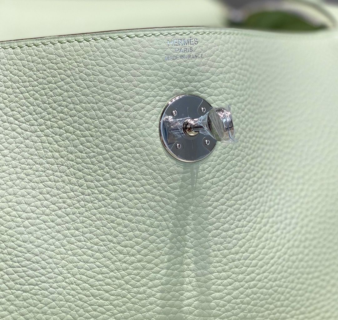 Hermes Lindy 26cm Bag In Vert Fizz Clemence Leather GHW - Image 7