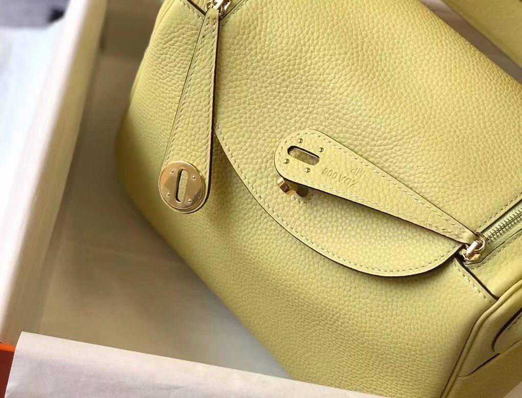 Hermes Lindy 30cm Bag In Jaune Poussin Clemence Leather GHW - Image 6
