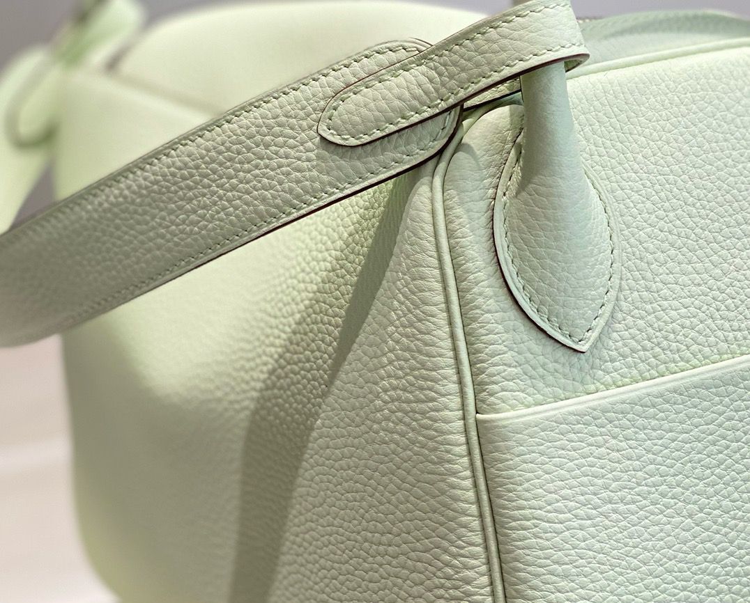Hermes Lindy 30cm Bag In Vert Fizz Clemence Leather PHW - Image 7