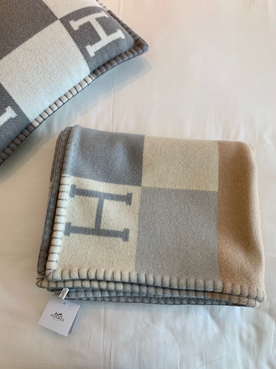 Hermes H Drapeau Blanket in Acier and Perle Cashmere - Image 6