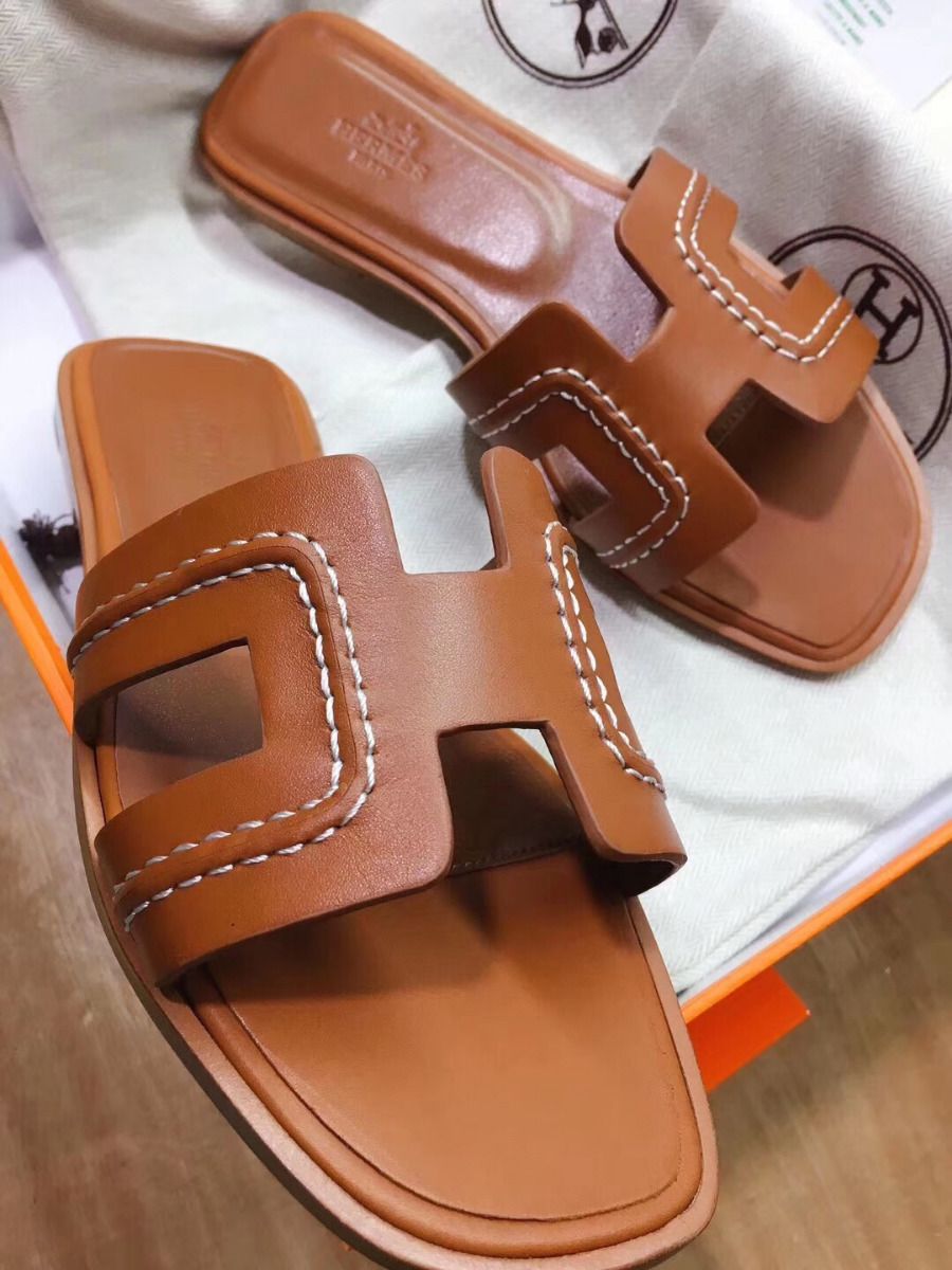 Hermes Oran Sandals In Brown Leather With Stitched Detail - Image 3