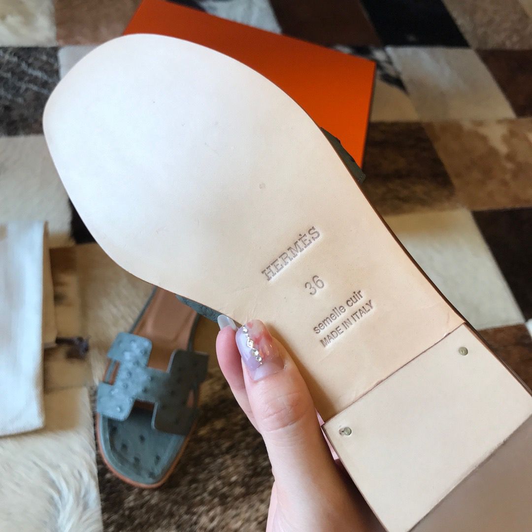 Hermes Oran Slide Sandals In Vert Amande Ostrich Leather - Image 4