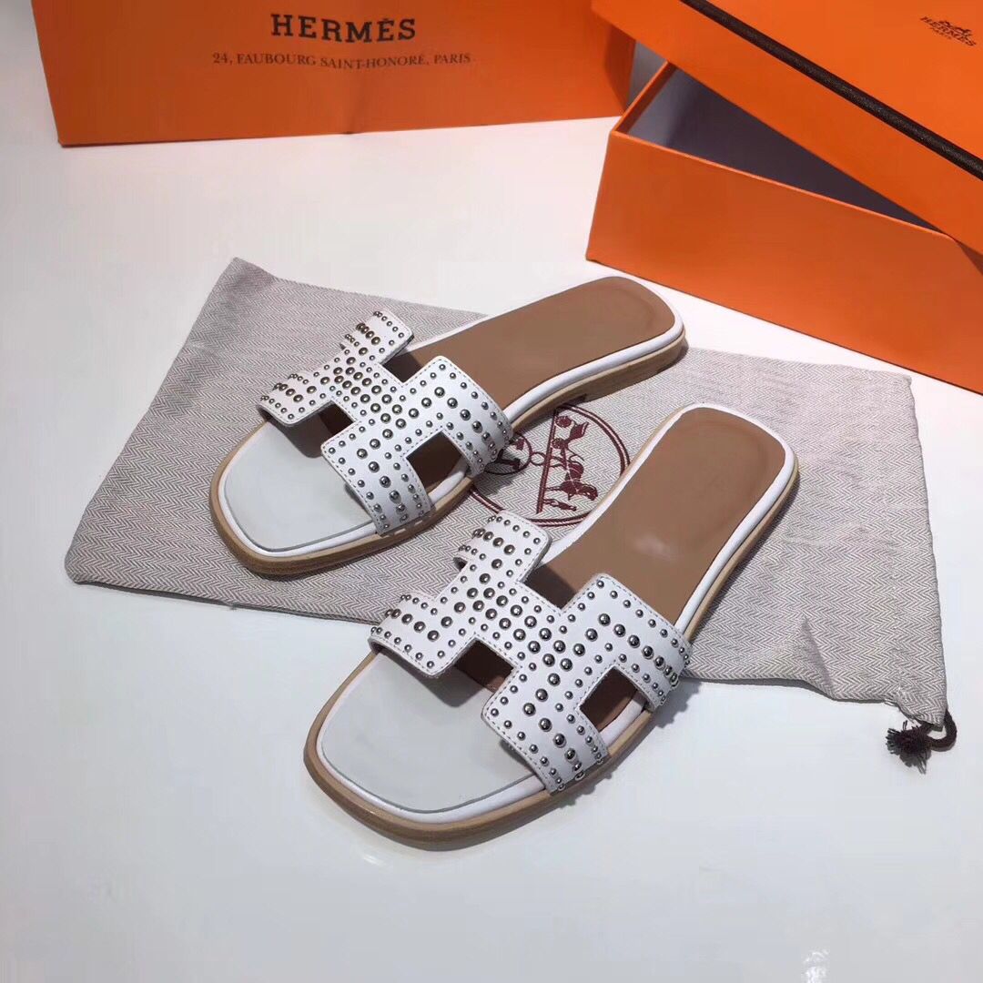 Hermes Oran Studs Sandals In White Leather - Image 6