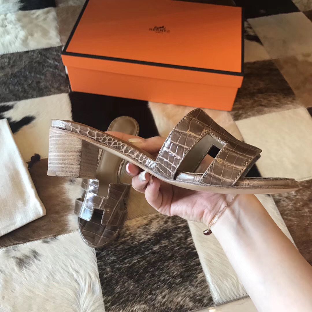 Hermes Oasis Sandals In Taupe Shiny Niloticus Crocodile - Image 3