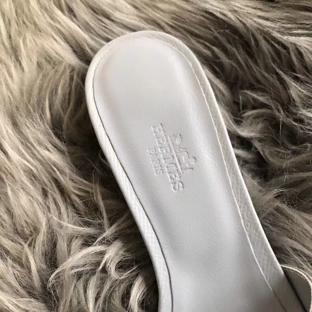 Hermes Oasis Sandals In Pearl Grey Epsom Leather - Image 3