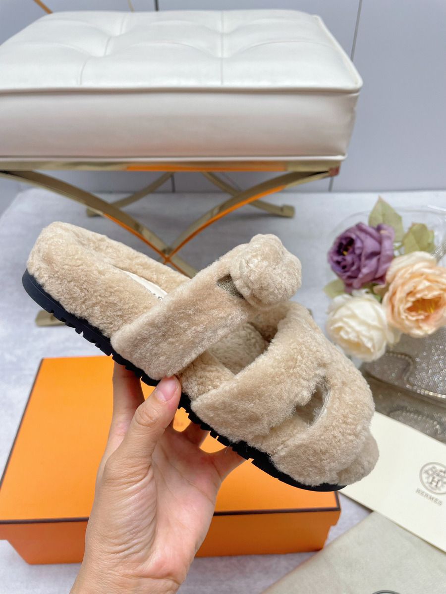 Hermes Women's Chypre Sandals In Off White Shearling - Image 5