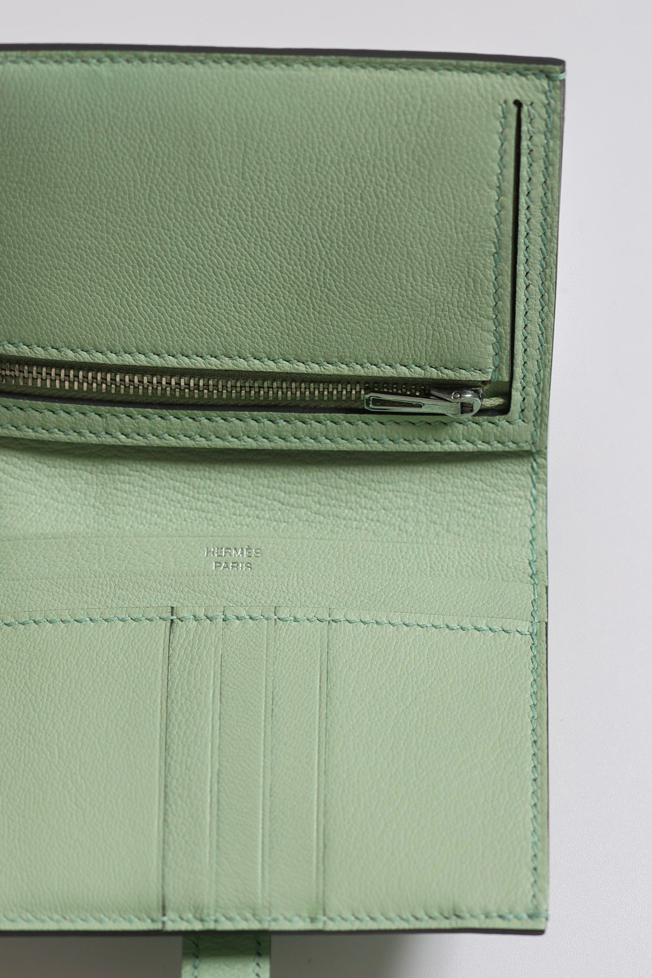 Hermes Bearn Compact Wallet in Vert D'eau Matte Alligator Leather - Image 4