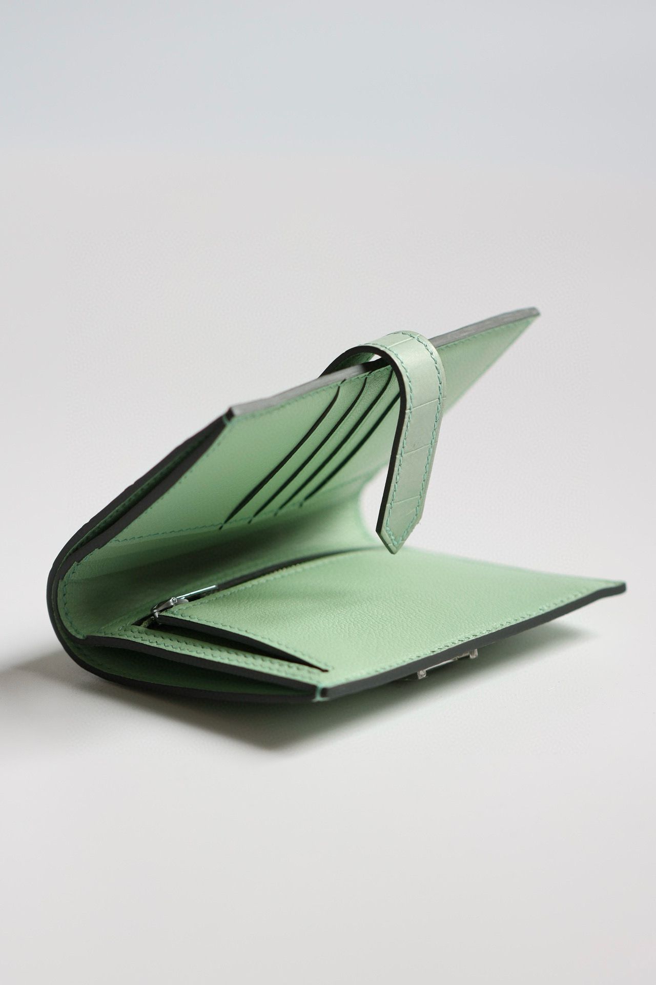 Hermes Bearn Compact Wallet in Vert D'eau Matte Alligator Leather - Image 8