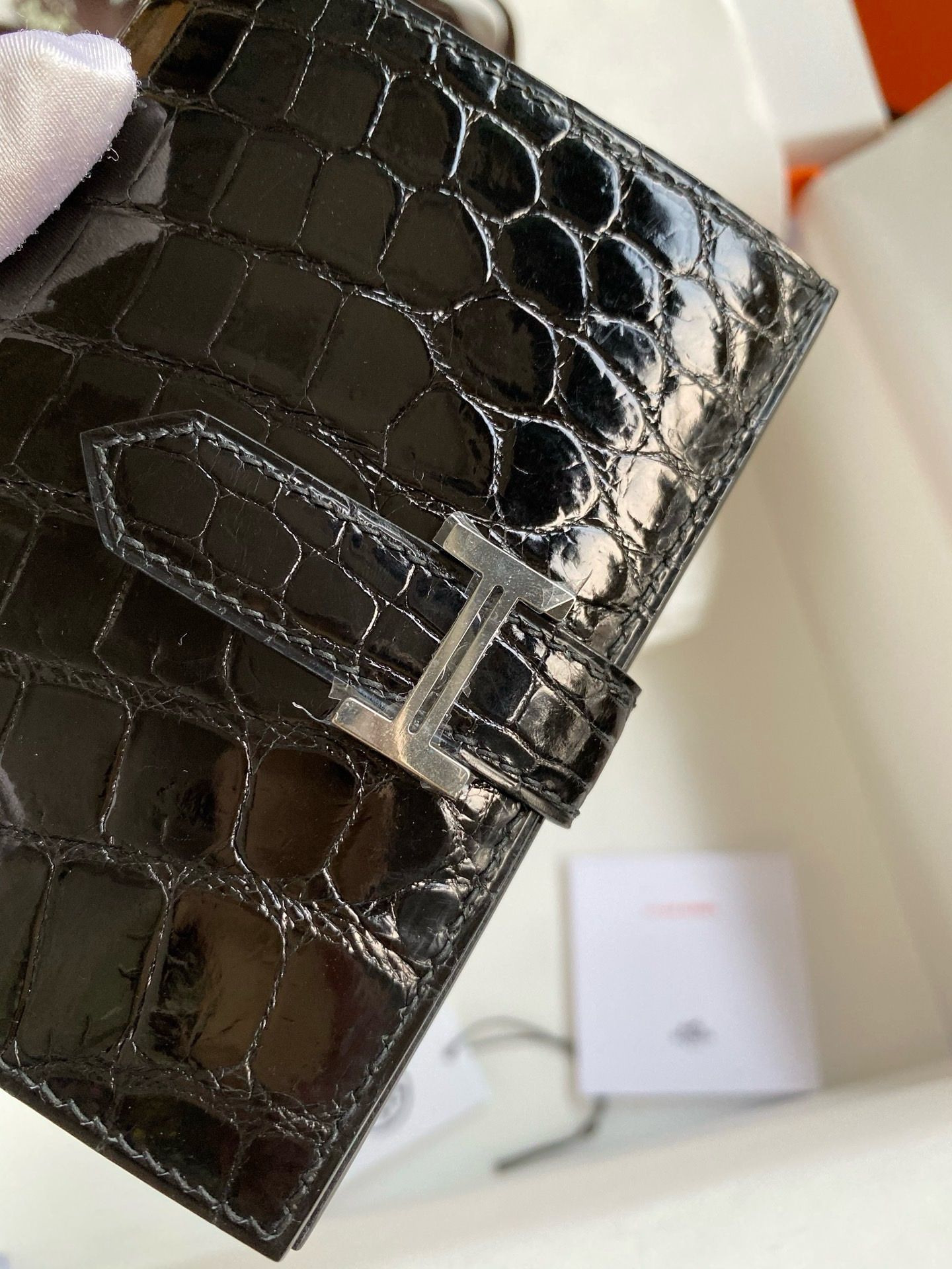 Hermes Bearn Compact Wallet in Black Shiny Alligator Leather - Image 4