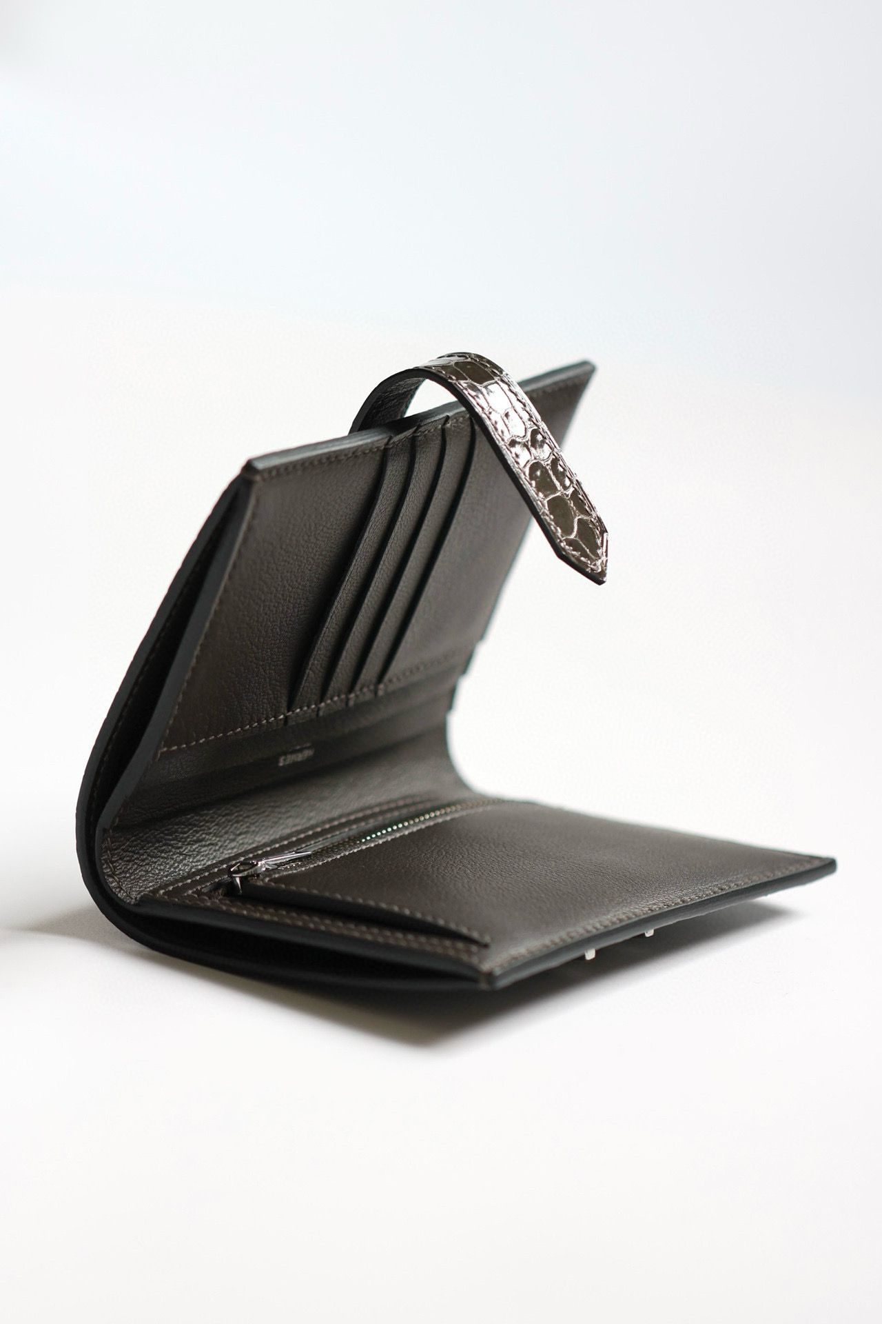 Hermes Bearn Compact Wallet in Graphite Shiny Alligator Leather - Image 8