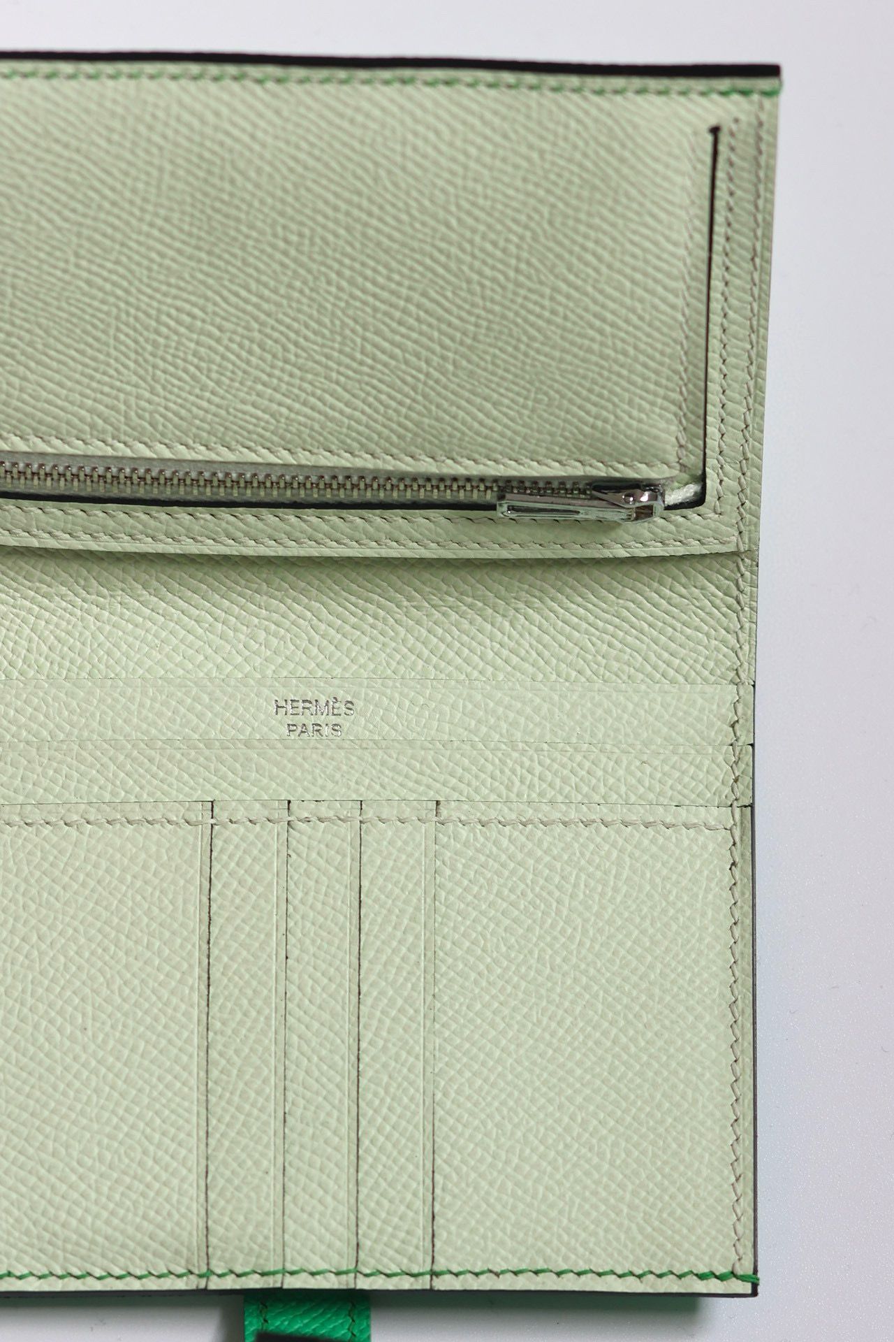 Hermes Bearn Compact Verso Handmade Wallet in Vert Comics Epsom Calfskin - Image 5